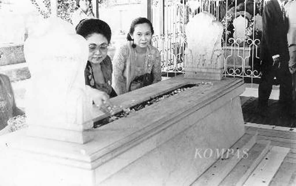 Ibu Tien Soeharto berziarah di makam RA Kartini di Rembang Jawa Tengah dalam rangka peringatan Hari Kartini (21/4/1979)