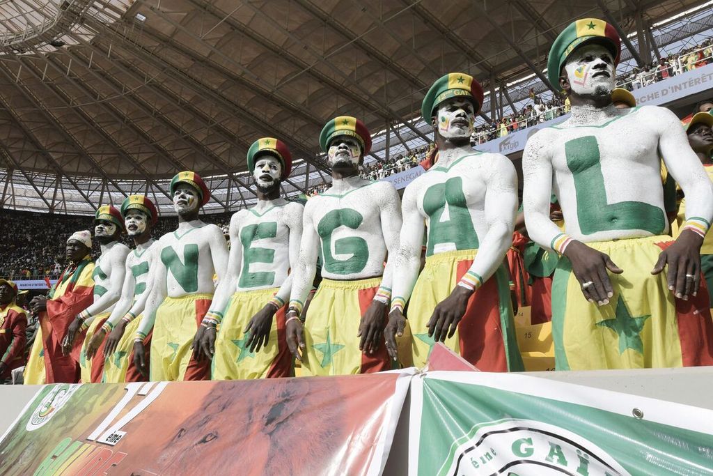 Aksi para suporter Senegal saat pertandingan babak ketiga <i>leg </i>kedua kualifikasi Piala Dunia 2022 antara Senegal dan Mesir di Stadion Abdoulaye Wade, Dakar, Senegal, Rabu (30/3/2022) dini hari WIB. Senegal lolos ke Piala Dunia 2022 setelah mengalahkan Mesir melalui adu penalti, 3-1.