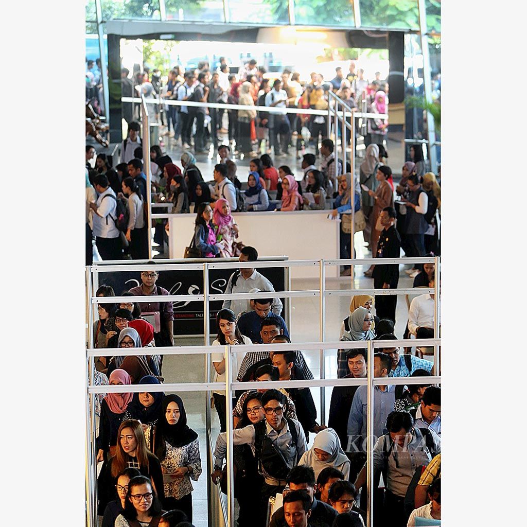 Para pencari kerja mengantre masuk ke arena bursa kerja yang diadakan di Gedung Smesco, Jakarta, Jumat (17/2). Menurut Badan Pusat Statistik, tingkat pengangguran terbuka pada Agustus 2016  sebanyak 7,03 juta orang.
