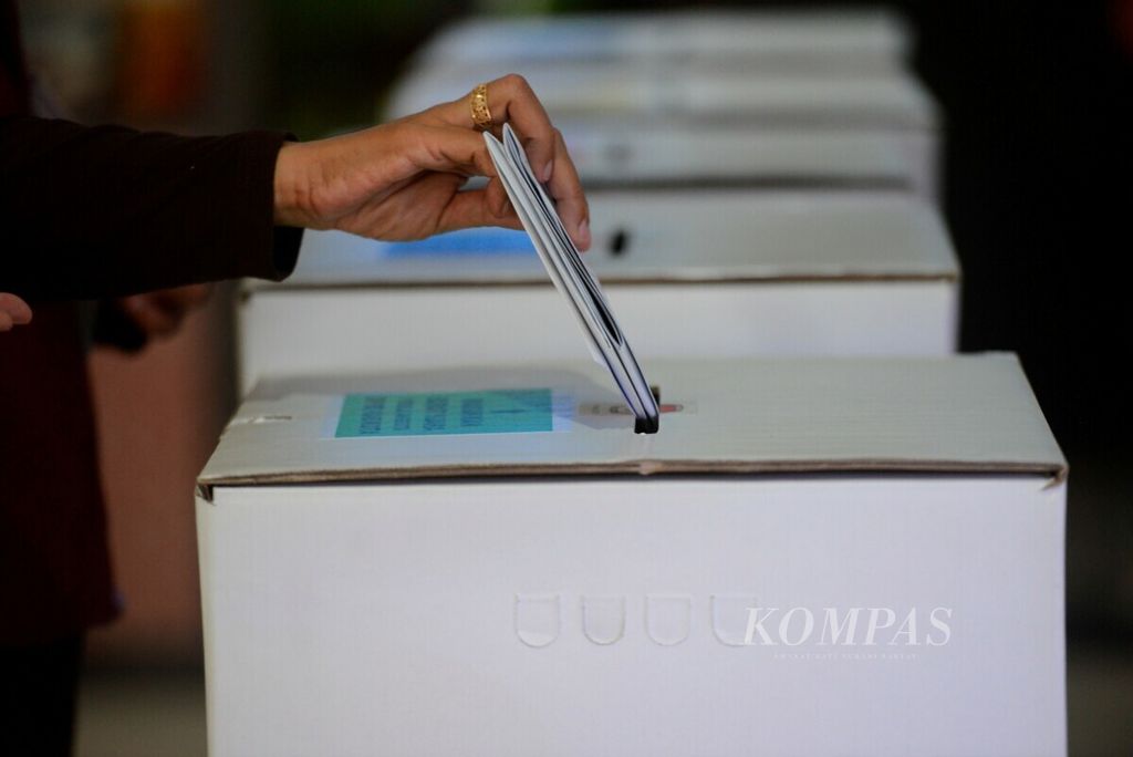 Pemilih memasukkan kertas suara saat turut serta dalam Pemilu 2019 di TPS 22, Kelurahan Terban, Kota Yogyakarta, Rabu (17/4/2019).