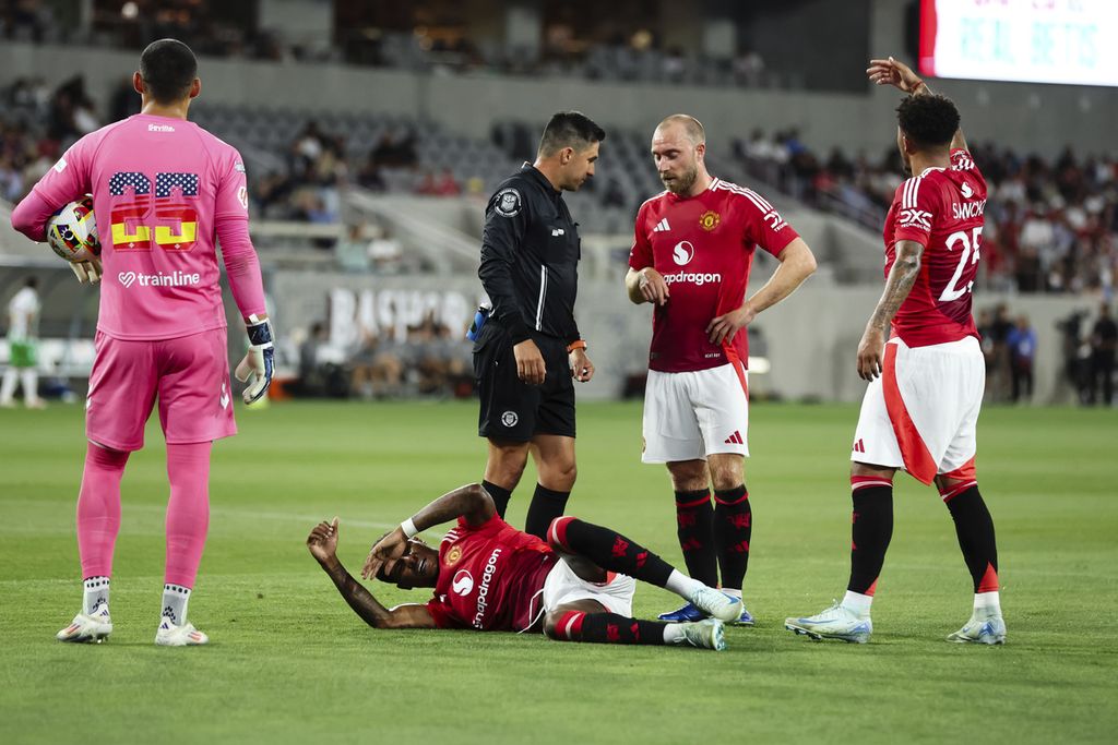 Gelandang Jadon Sancho (kanan) memanggil tim medis setelah melihat rekannya, striker Marcus Rashford, tergeletak kesakitan saat laga uji coba pramusim melawan Real Betis di San Diego, California, Amerika Serikat, 31 Juli 2024.