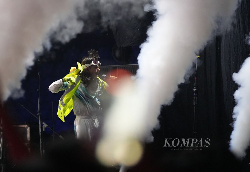 Penampilan Oliver Tree dalam Festival We The Fest di kompleks Gelora Bung Karno, Jakarta, Jumat (19/7/2024). We The Fest menghadirkan lebih dari 50 musisi lintas negara dari beragam genre musik. 