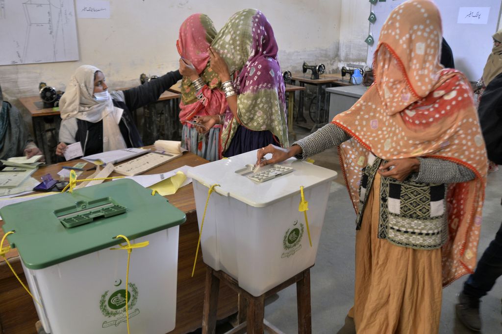 Wanita bercadar memberikan suara mereka di tempat pemungutan suara saat pemilihan parlemen negara itu di Hyderabad, Pakistan, Kamis, 8 Februari 2024. 