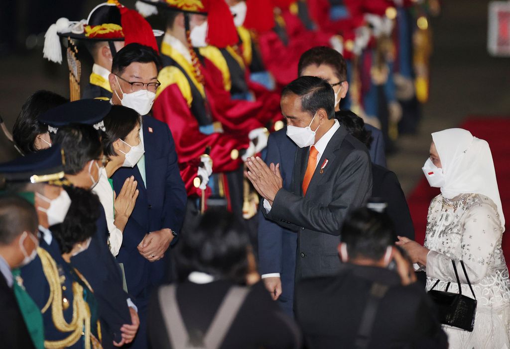 Presiden Joko Widodo dan Ibu Iriana disambut saat tiba di bandara militer di Seongnam, Korea Selatan, 27 Juli 2022. 