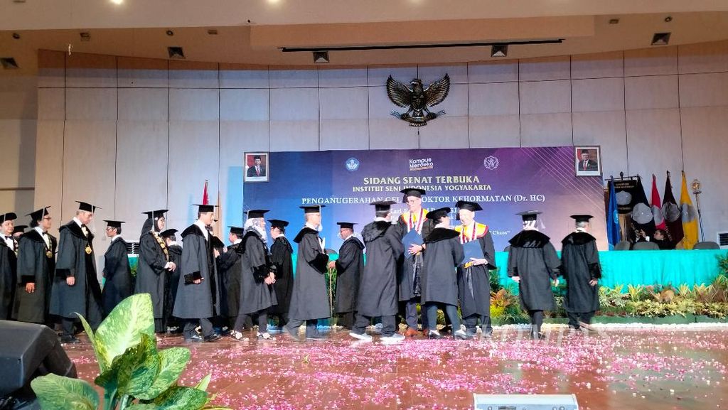 Segenap anggota Senat ISI Yogyakarta memberikan ucapan selamat kepada Romo Karl-Edmund Prier SJ dan Prof Gunnar Spellmeyer yang mendapatkan penghargaan gelar doktor kehormatan, Kamis (11/5/2023), di Bantul, DIY.