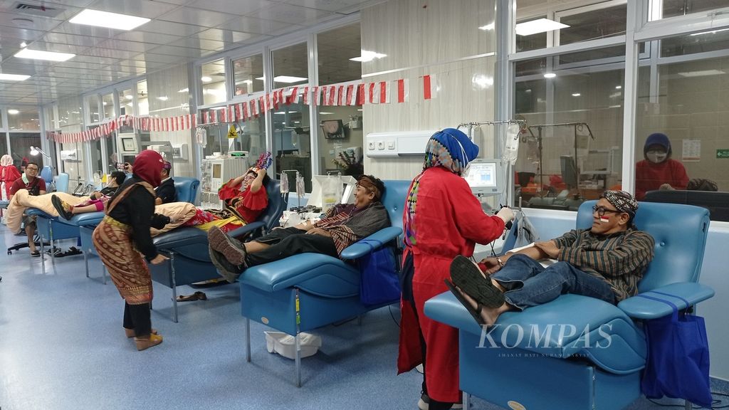 Suasana donor trombosit di Unit Transfusi Darah RS Kanker Dharmais, Jakarta Barat, Kamis (17/8/2023). Satu kantong donor trombosit afresis setara dengan 6-10 kantong donor trombosit biasa. Trombosit adalah komponen dalam darah yang berperan penting untuk pembekuan darah.