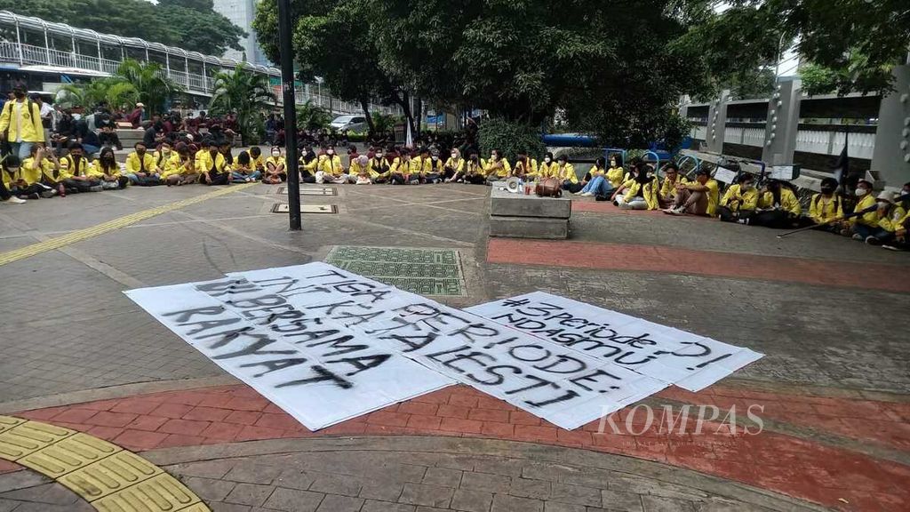 Massa mahasiswa dari sejumlah kampus berkumpul di sekitar Taman 12 Mei Reformasi, Jakarta, Jumat (1/4/2022). Mereka menolak penundaan pemilu dan perpanjangan masa jabatan presiden.