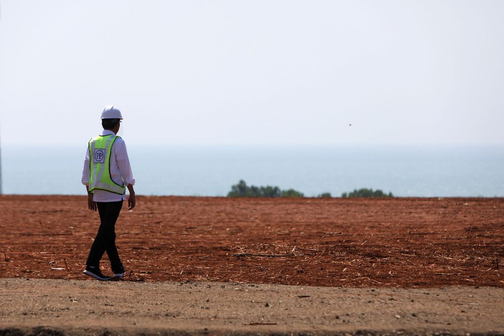 Presiden Joko Widodo meninjau lokasi Kawasan Industri Terpadu Batang di Desa Ketanggan, Kecamatan Grisingsing, Kabupaten Batang, Jawa Tengah, Selasa (30/6/2020). 