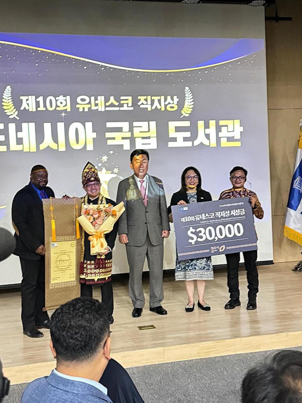 Pelaksana Tugas Kepala Perpustakaan Nasional E Aminudin Aziz (kedua dari kiri) menerima penghargaan Jikji Memory of the World Prize edisi ke-10 tahun 2024 oleh UNESCO di Cheongju, Korea Selatan, Rabu (4/9/2024). Perpustakaan Nasional menjadi lembaga kesepuluh di dunia yang mendapatkan anugerah ini karena dinilai memiliki kontribusi luar biasa terhadap usaha pelestarian dan perluasan akses terhadap naskah Nusantara.