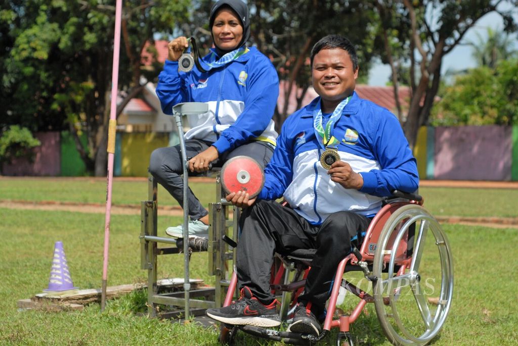 Pasangan suami istri Abdul Hamid dan Eka Rosa Hybrida meraih medali emas dan perak dari cabang atletik pada ajang Pekan Paralimpiade Nasional (Peparnas) di Papua. Keduanya sewaktu singgah di Stadion Mini Telanaipura, Jambi, Senin (22/11/2021).