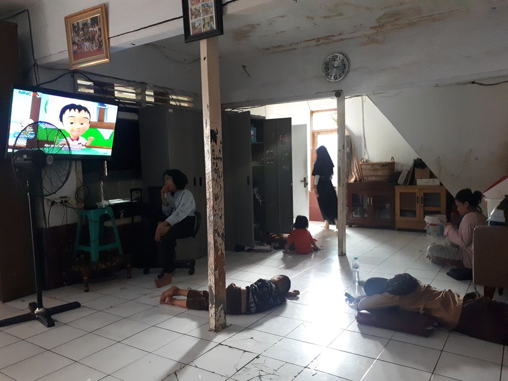 Anak-anak sedang bersantai dan menonton televisi di ruang tengah Panti Asuhan Putra Nusa bagian Putri, Kebon Melati, Tanah Abang, Jakarta Pusat, DKI Jakarta pada Rabu (26/10/2022).