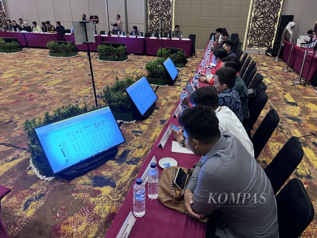Para peserta melihat layar yang menampilkan laman situs Sirekap pada Rapat Pleno Terbuka Rekapitulasi Hasil Perhitungan Perolehan Suara Tingkat Provinsi NTB dan Penetapan Perolehan Suara Anggota DPRD Provinsi NTB Pemilu 2024 di Mataram, Selasa (5/3/2024). 
