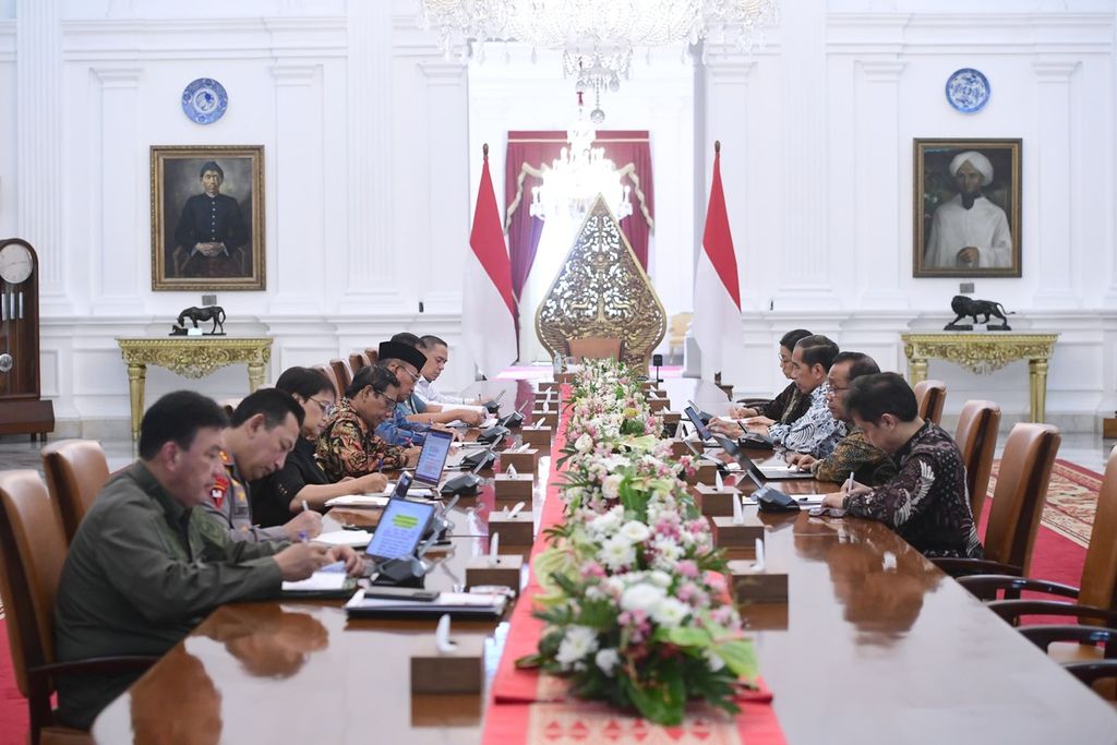 Presiden Joko Widodo kembali menegaskan sikap Pemerintah Indonesia yang mengecam keras serangan Israel terhadap warga Palestina di Gaza. Hal ini diungkapkan Presiden Jokowi seusai memimpin rapat terbatas terkait Palestina di Istana Merdeka, Senin (30/10/2023)