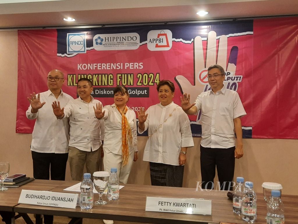 Ketua Umum Asosiasi Pengusaha Indonesia Shinta W Kamdani (tengah) bersama para pengusaha lain dari berbagai asosiasi dalam konferensi pers Program Klingking Fun di Jakarta, Kamis (1/2/2024). Selain mendorong konsumsi masyarakat, program ini diharapkan dapat menekan angka golput pada Pemilihan Umum 2024. 