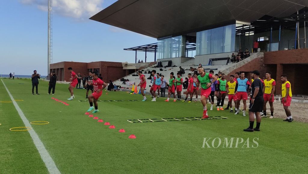 Pemain Bali United mengikuti latihan perdana setelah musim kompetisi Liga 1 2022-2023 di fasilitas pusat pelatihan (TC) Bali United di Gianyar, Senin (15/5/2023).