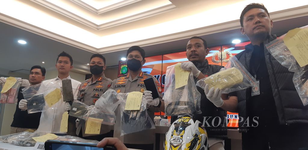 Polda Metro Jaya menunjukkan bukti kasus pembunuhan dan pencurian di Legok, Kabupaten Tangerang, Banten, di Markas Polda Metro Jaya, Jakarta, Kamis (2/6/2022).