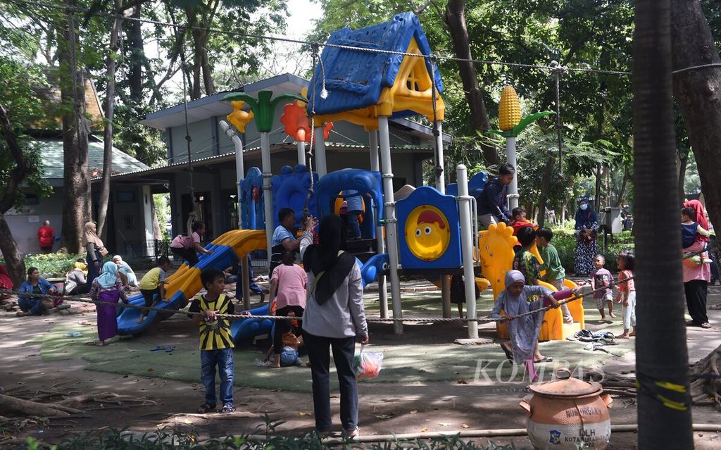 Anak-anak bermain di Taman Flora, Surabaya, Jatim, Jumat (2/6/2023). Pada hari libur, banyak warga memanfaatkan waktu bersama dengan keluarga di taman-taman kota. 