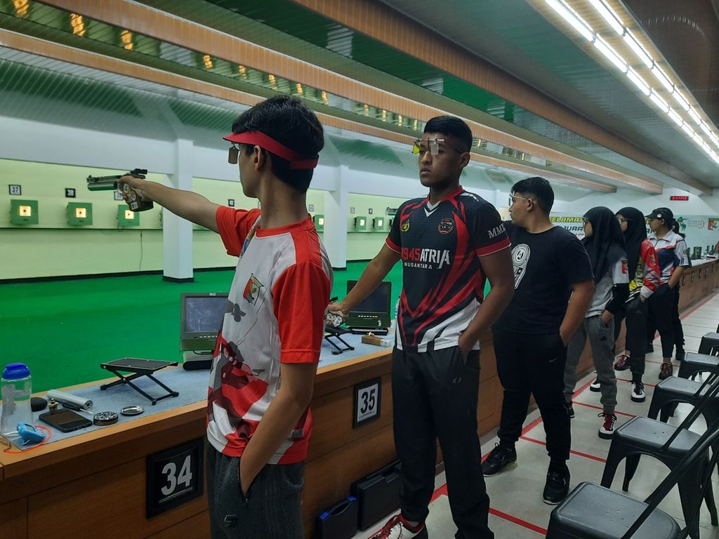 Sejumlah atlet menembak kategori pistol 10 meter dalam pemusatan latihan nasional di Lapangan Tembak Perbakin, Senayan, Jakarta, Kamis (24/11/2022). Mereka berlatih untuk sejumlah turnamen internasional 2023, seperti ISSF World Cup Rifle/Pistol, Asian Rifle/Pistol Cup 2023, dan Asian Games 2022.