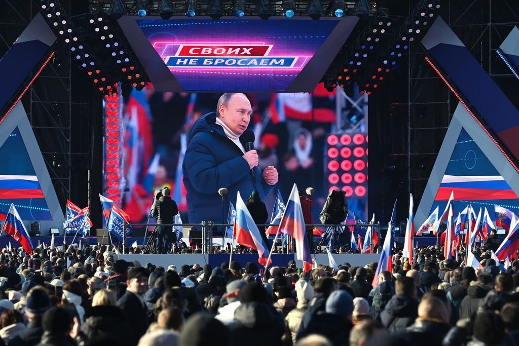 Presiden Rusia Vladimir Putin menghadiri peringatan pendudukan Semenanjung Crimea oleh Rusia, Jumat (18/3/2022), di Moskwa. Bagi Rusia, pendudukan pada 2014 adalah pemenuhan aspirasi sah penduduk setempat yang disalurkan lewat referendum pada 18 Maret 2014. 