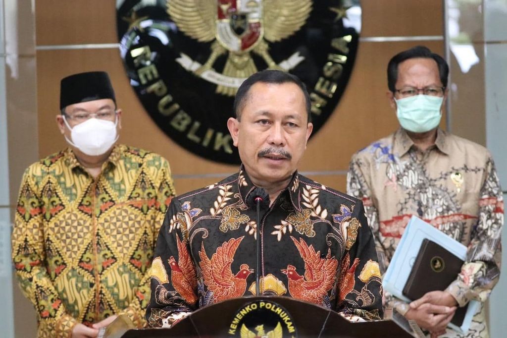 Ketua Komnas HAM Ahmad Taufan Damanik memberikan keterangan kepada media seusai bertemu dengan Presiden Joko Widodo di Istana Negara, Kamis (14/1/2021). 