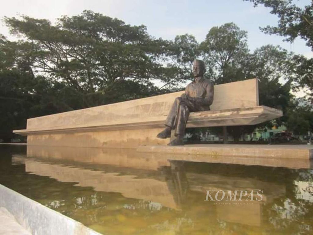 Patung Presiden Pertama RI Soekarno, yang dibuat dalam kondisi duduk sambil merenung sila-sila Pancasila di Kota Ende.