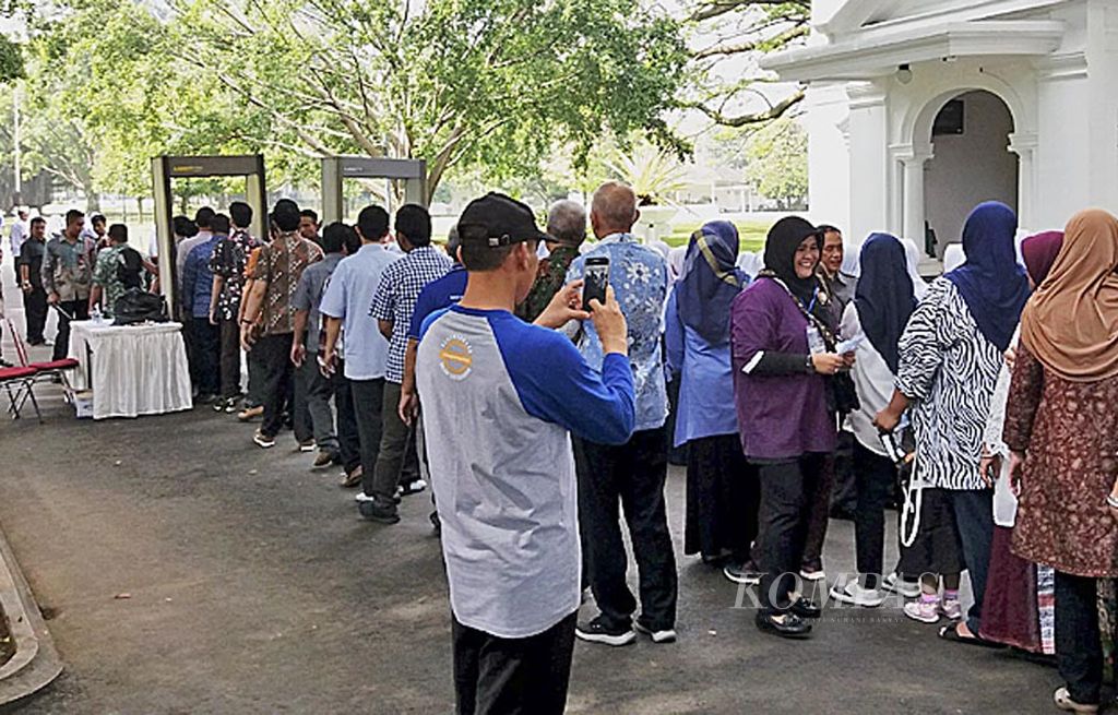 Peminat masuk Kompleks Istana Bogor dalam program Istana untuk Rakyat (Istura) hingga hari keempat, Kamis (27/7), tetap banyak. Jumat ini adalah hari terakhir Istura. 