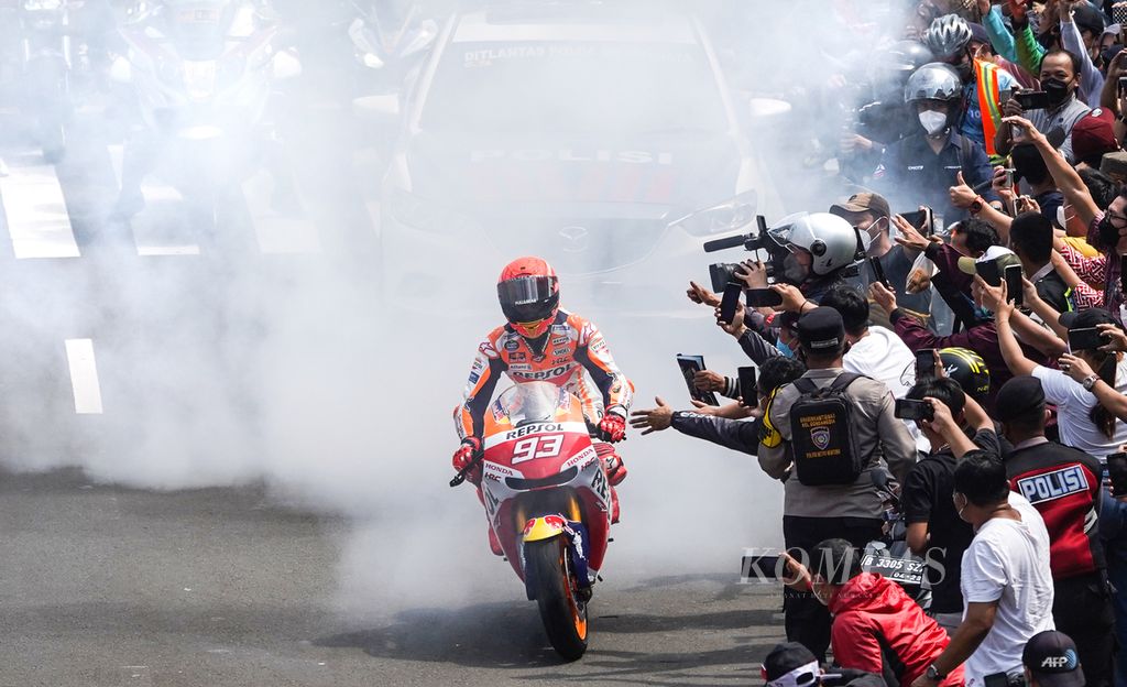 Pebalap Repsol Honda, Marc Marquez, melakukan<i> burn out</i> untuk menyapa warga Jakarta dalam parade pebalap MotoGP di Jalan MH Thamrin, Jakarta, Rabu (16/3/2022). Para pebalap yang akan berlaga di ajang MotoGP Mandalika melakukan iring-iringan setelah menemui Presiden Joko Widodo di Istana Merdeka. 