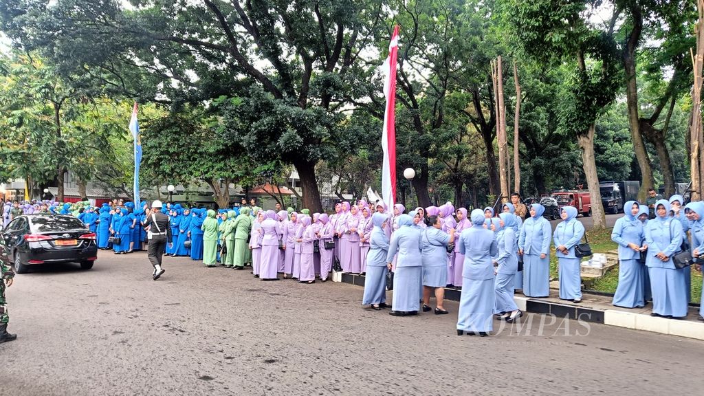 Anggota Persatuan Istri TNI (Persit) berbaris di sepanjang jalan menuju GOR Ahmad Yani, Cilangkap, Jakarta, Rabu (28/2/2024).
