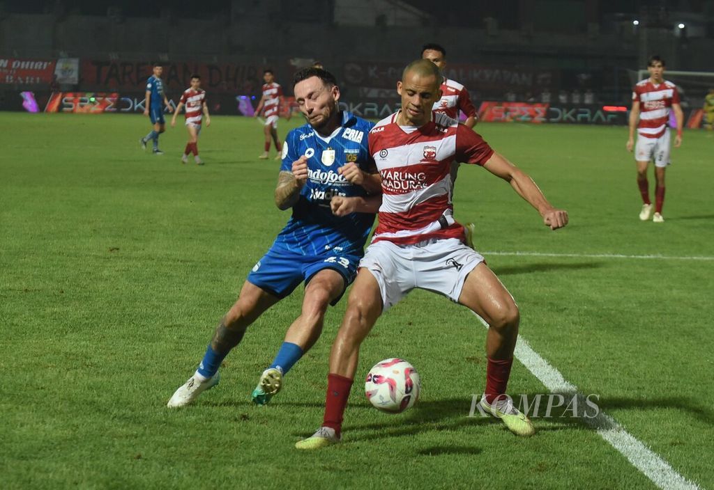 Madura United FC player, Cleberson Martins (right), competes for the ball with Persib Bandung player, Marc Anthony Klok, in the second leg of the BRI Liga 1 Championship Series final at Gelora Stadium Bangkalan, Friday (31/5/2024). Persib Bandung won 3-1. In the first leg in Bandung, Persib won 3-0.