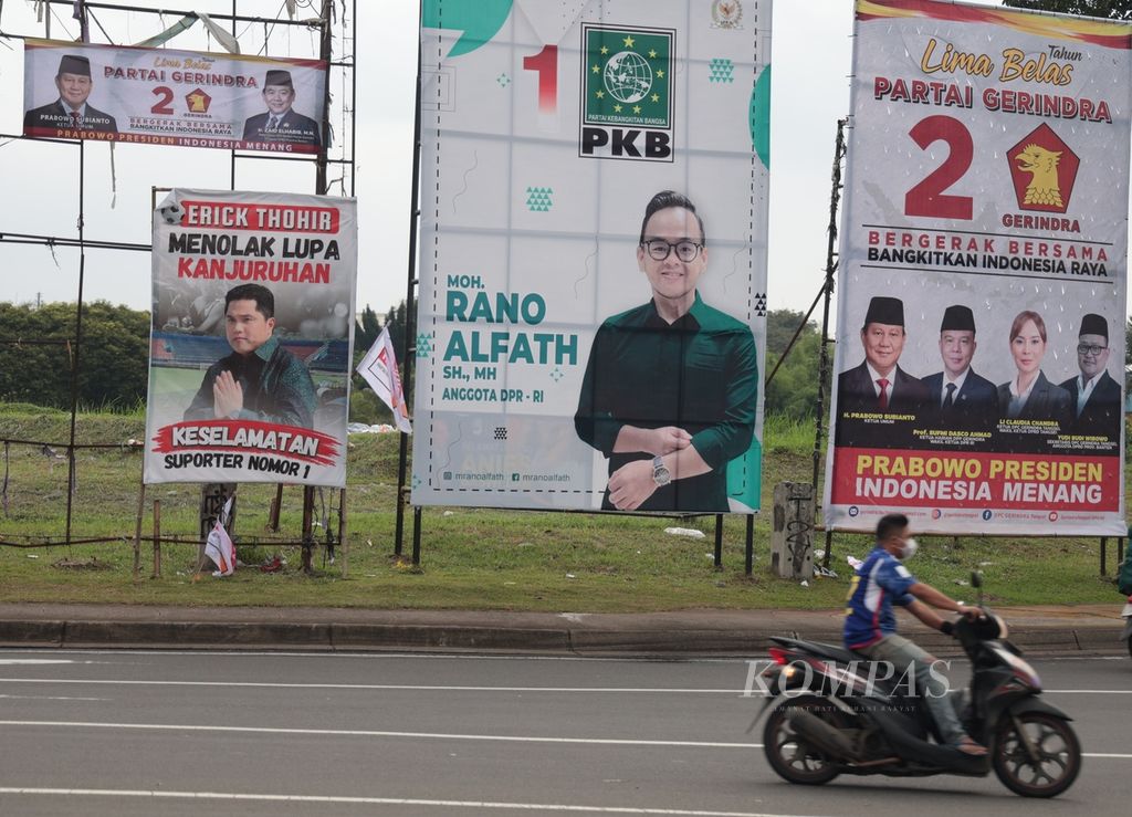 Satu tahun menjelang pemilu, para calon kontenstan semakin inten menyosialisasikan diri kepada masyarakat melalui baliho seperti terlihat di kawasan Lengkong Wetan, Serpong, Tangerang Selatan, Banten, Sabtu (4/2/2023). 