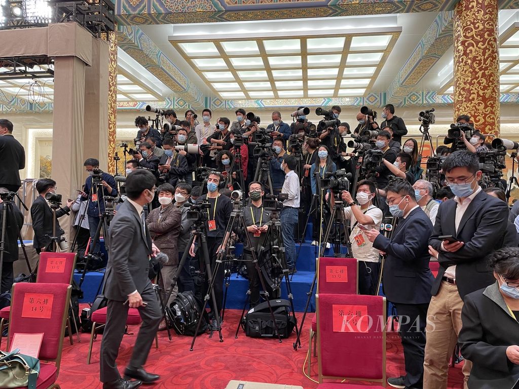 Wartawan China dan asing peliput Kongres Nasional Partai Komunis China ke-20 sedang menunggu Sekretaris Jenderal PKC, Xi Jinping, mengumumkan anggota Komite Tetap Politbiro, Minggu (23/10/2022), di Balai Agung Rakyat.