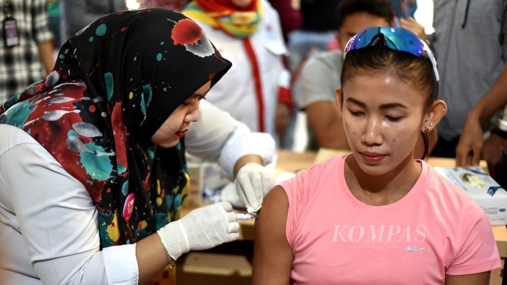 Satu dari 120 atlet Indonesia untuk Asian Games Jakarta-Palembang 2018 diberikan vaksin influenza di Kementerian Pemuda dan Olahraga, Jakarta, Senin (16/7/2018).