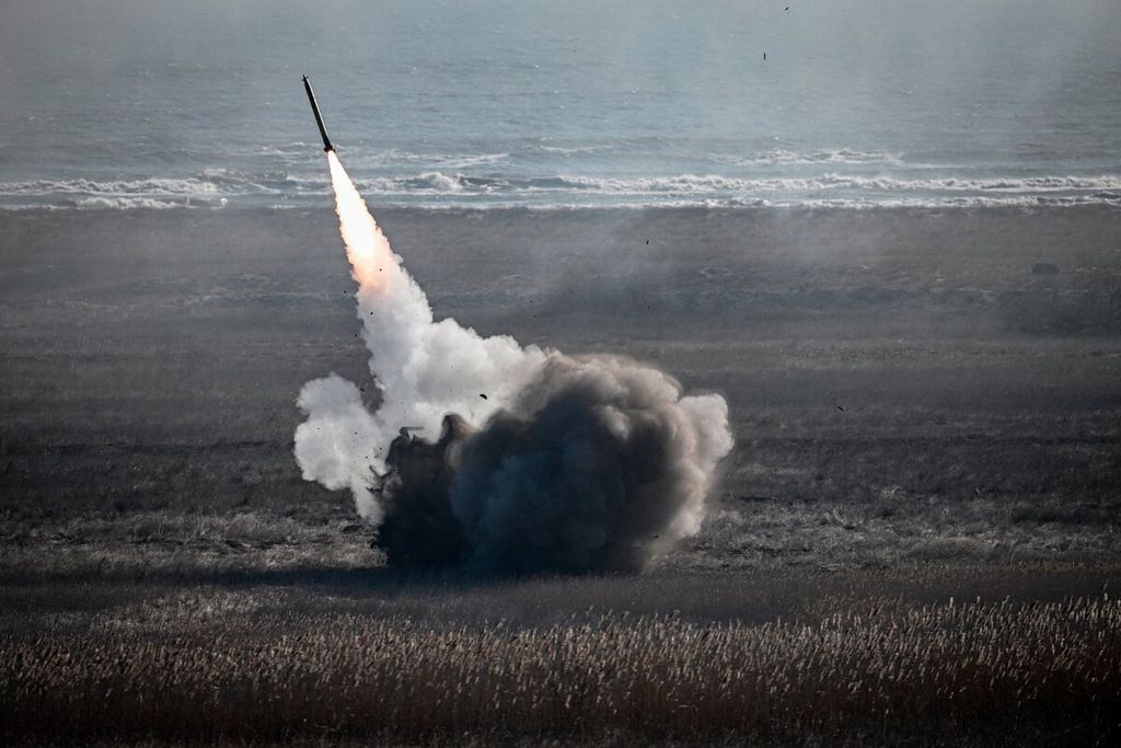 Peluncur MLRS milik Perancis melepaskan roket dalam latihan militer gabungan bersama Romania, Eagle Royal 23, di tepi Laut Hitam, Capu Midia, Romania, 9 Februari 2023. 