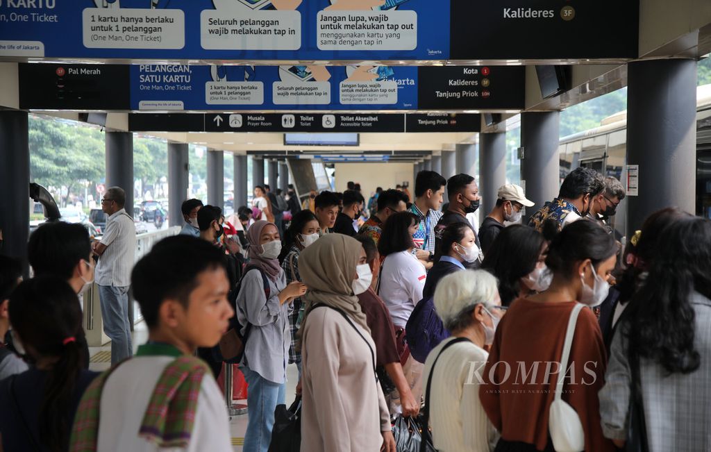 Penumpang bus Transjakarta menunggu kedatangan bus di Halte Gelora Bung Karno, Jakarta, Kamis (22/6/2023). Pada Hari Ulang Tahun Ke-496 Jakarta, para penumpang angkutan umum Transjakarta, LRT, dan MRT hanya dikenai tarif Rp 1.