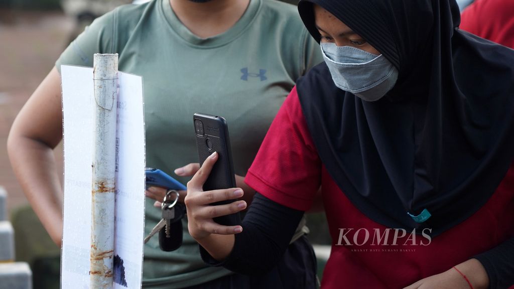 Warga wajib memindai kode batang sebelum masuk Lapangan Sempur, Kota Bogor, Jawa Barat, Kamis (17/3/2022). 