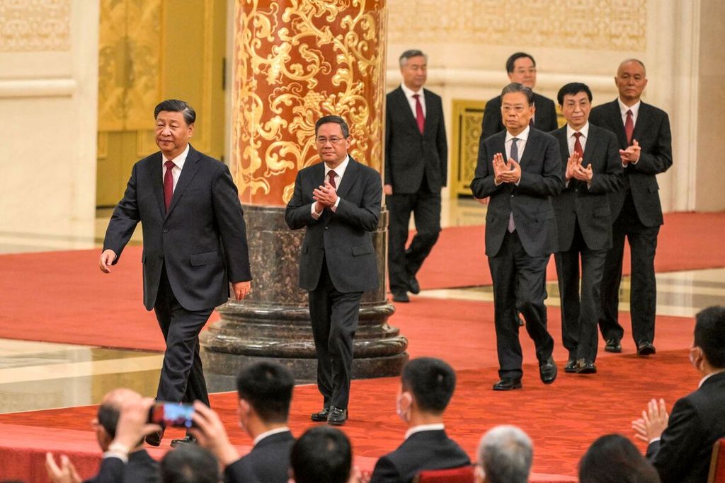 Presiden China Xi Jinping (kiri) berjalan diikuti Li Qiang, Li Xi, Zhao Leji, Ding Xuexiang, Wang Huning, dan Cai Qi yang merupakan anggota Komite Tetap Partai Komunis China di Balai Agung Beijing, pada 23 Oktober 2022.