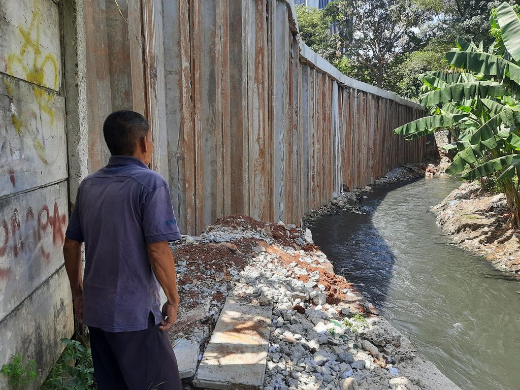 Ketua RT 005 RW 004 Samsudin (62) menunjukkan jalan alternatif yang ditutup setelah longsor di Kuningan Barat, Mampang Prapatan, Jakarta Selatan, Senin (17/4/2023).