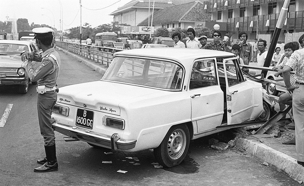 Kecelakaan sedan Alfa Romeo, Kamis (10/10/1974) dinihari di seberang Bank Indonesia di Jalan Thamrin, akibat kebut-kebutan.