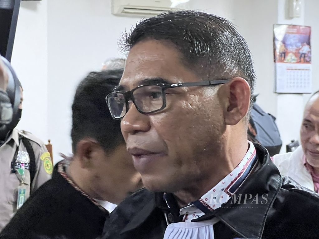 Syahrir Cakkari, salah seorang pengacara dalam sidang kasus pelanggaran HAM berat Paniai, memberikan keterangan kepada wartawan seusai sidang pembacaan dakwaan di Pengadilan Negeri Makassar, Rabu (21/9/2022).
