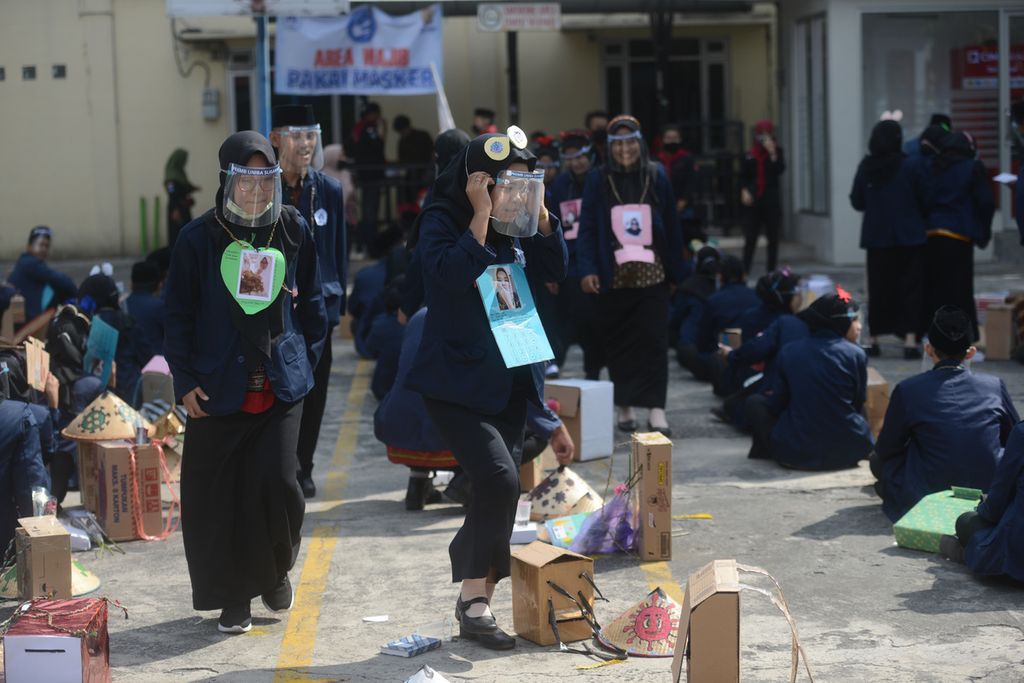 Mahasiswa baru mengikuti kegiatan orientasi pengenalan lingkungan kampus di Universitas Islam Batik (Uniba), Solo, Jawa Tengah, Jumat (25/9/2020) . Bagi mahasiswa baru yang harus berpisah dari orang tua, ada berbagai persiapan yang harus dilakukan.