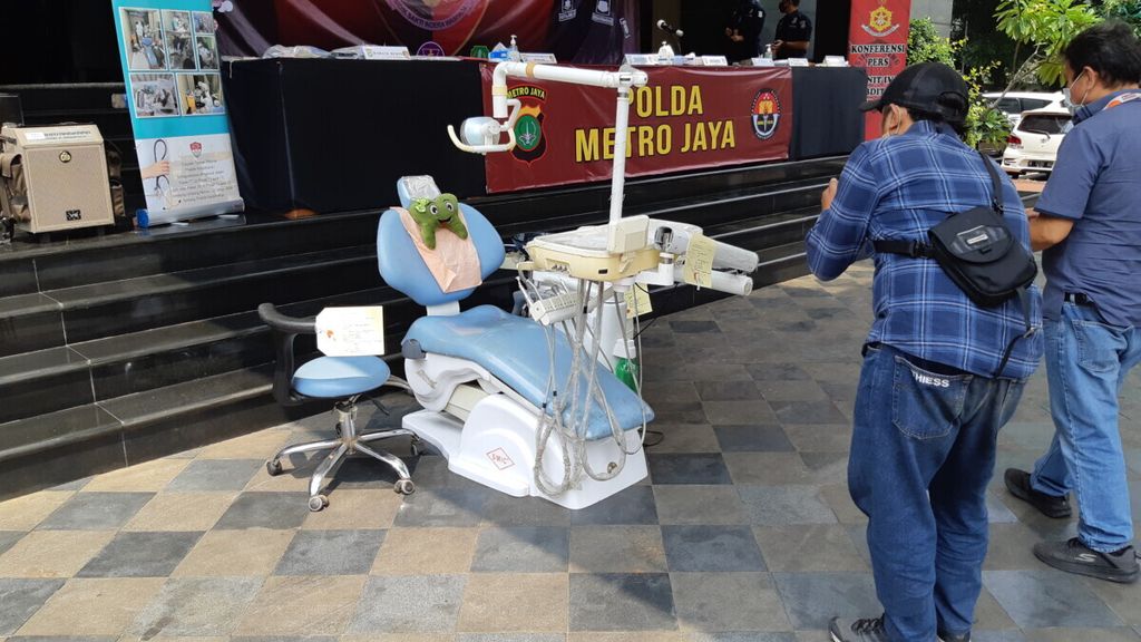 Polisi menunjukkan barang bukti pengungkapan praktik dokter gigi ilegal, Senin (10/8/2020), di Polda Metro Jaya, Jakarta. Tersangka berpraktik dua tahun terakhir di Kota Bekasi. Terdapat selebritas media sosial yang pernah mengiklankan jasanya.