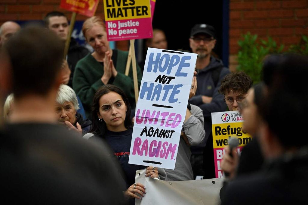 Unjuk rasa menolak kerusuhan antipendatang digelar di Oxfordm, Inggris, Rabu (7/8/2024). Penolakan terhadap imigran disampaikan pendukung sayap kanan lewat rangkaian unjuk rasa dan kerusuhan