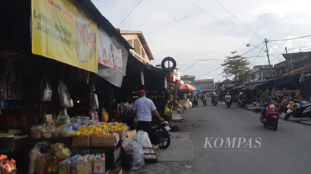 Suasana di Pasar Besar Palangkaraya, Kalimantan Tengah, Jumat (1/3/2024). Harga beras terus meroket diikuti harga pangan lainnya.