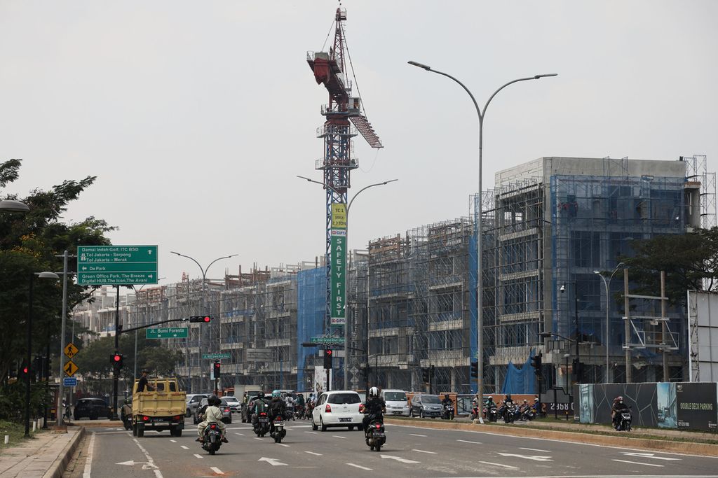 Pembangunan ruko di Kecamatan Padeglang, Kabupaten Tangerang, Banten, Kamis (29/7/2021). Proyek pembangunan di Kabupaten Tangerang terus menggeliat, seperti pembangunan ruko, jalan tol, dan perumahan. 