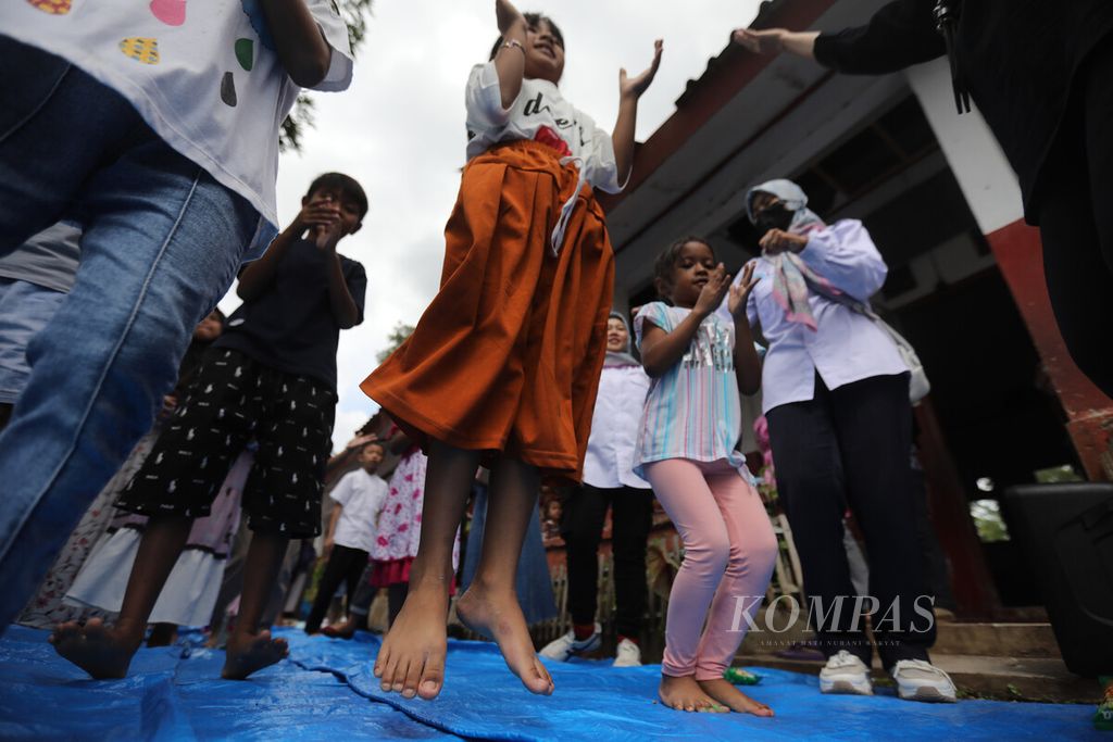 Anak-anak korban gempa bermain bersama guru yang tergabung dalam Balai Besar Guru Penggerak Jawa Barat di halaman sekolah SDN Giriwinaya, Jambudipa, Kecamatan Warungkondang, Kabupaten Cianjur, Jabar, 2 Desember 2022.  
