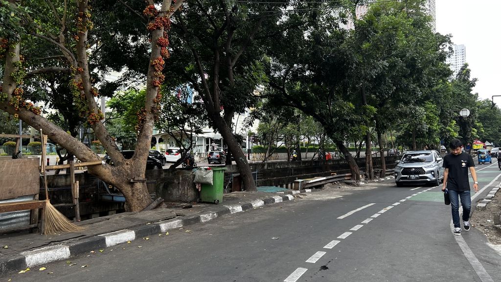 Kawasan sekitar Mal Grand Indonesia, Jakarta Pusat, Minggu (21/1/2023), tampak steril dari sejumlah PKL yang sebelumnya memenuhi area itu.