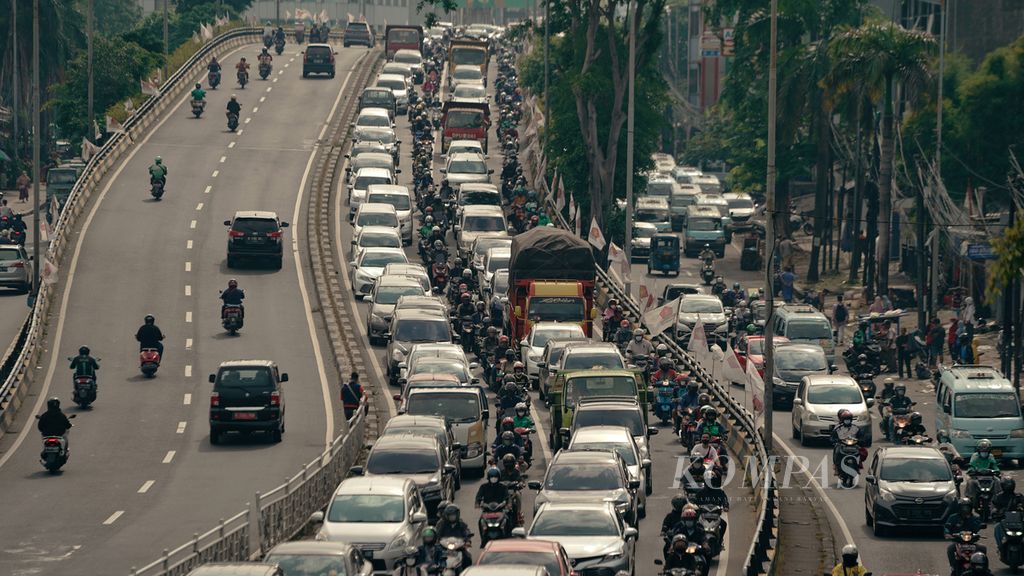  Traffic density during work hours on Jalan KH Abdullah Syafei, East Jakarta, Tuesday (8/3/2022). The Jabodetabek agglomeration area has again implemented a level 2 community activity restriction (PPKM) for the coming week.