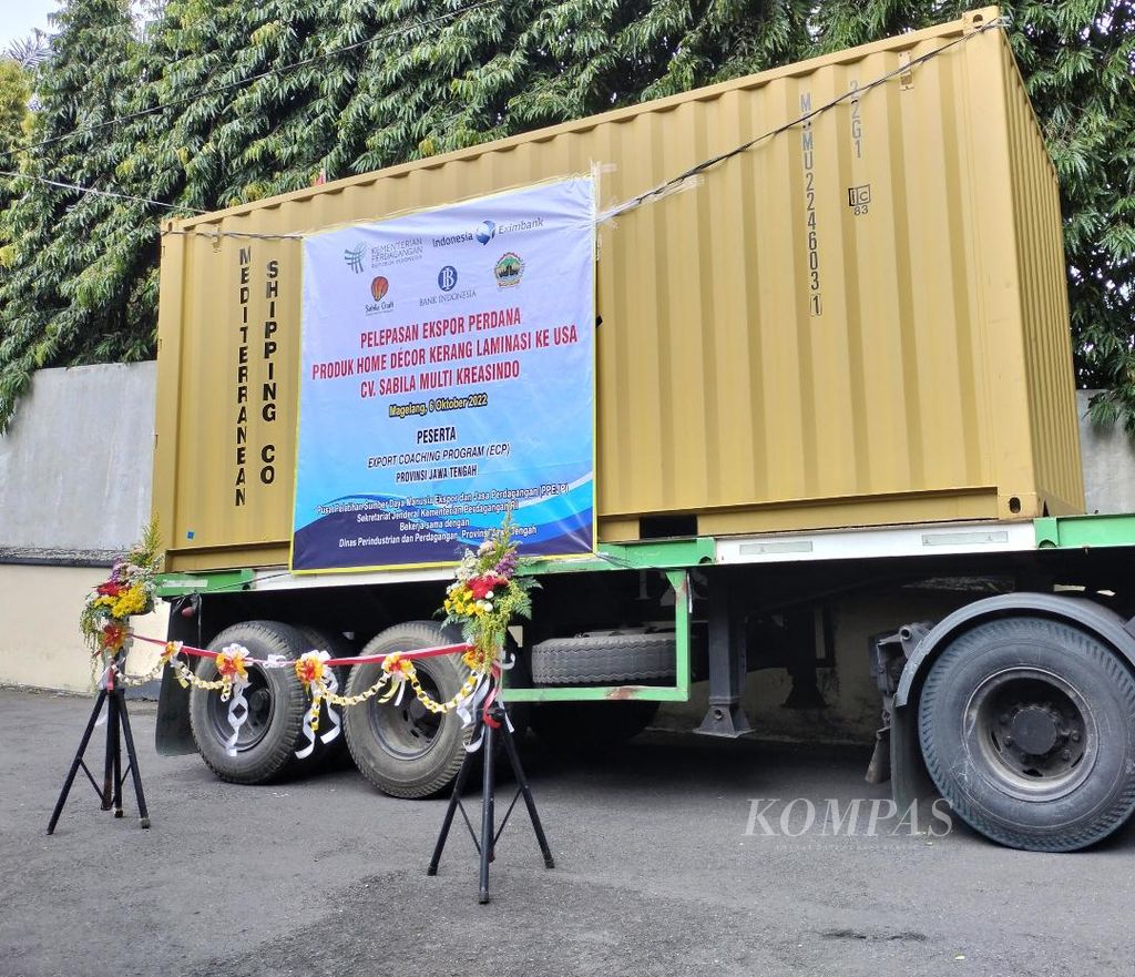 Truk kontainer yang membawa produk kerajinan berbahan kulit kerang dari Magelang, Jawa Tengah, untuk diekspor ke AS, Kamis (6/10/2022).