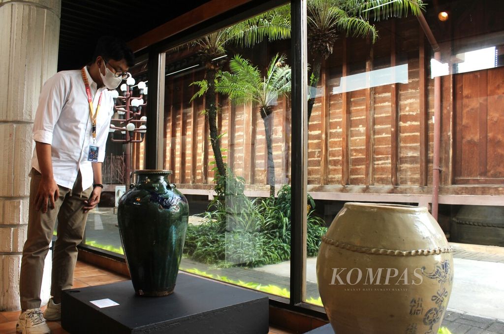 Panitia mengamati keramik koleksi Bentara dalam Pameran Keramik Singkawang di Bentara Budaya Jakarta, Minggu (11/9/2022). 