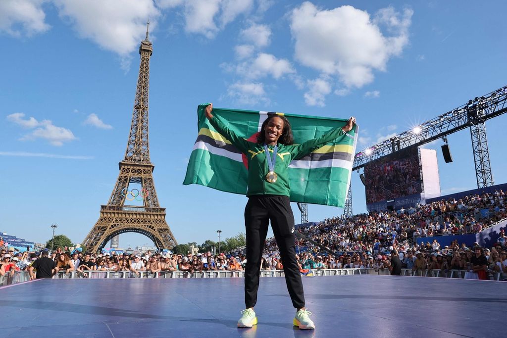 Atlet Dominika, Thea Lafond, berpose dengan medali emas yang diraihnya di Champions Park, Trocadero, Paris, Perancis, Selasa (6/8/2024), di bawah cuaca cerah.